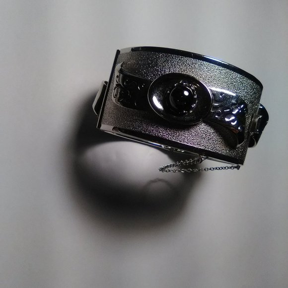 SOLD-Vintage Whiting & Davis Silver & Hematite Gemstones Hinged Cuff Bangle - Picture 3 of 10